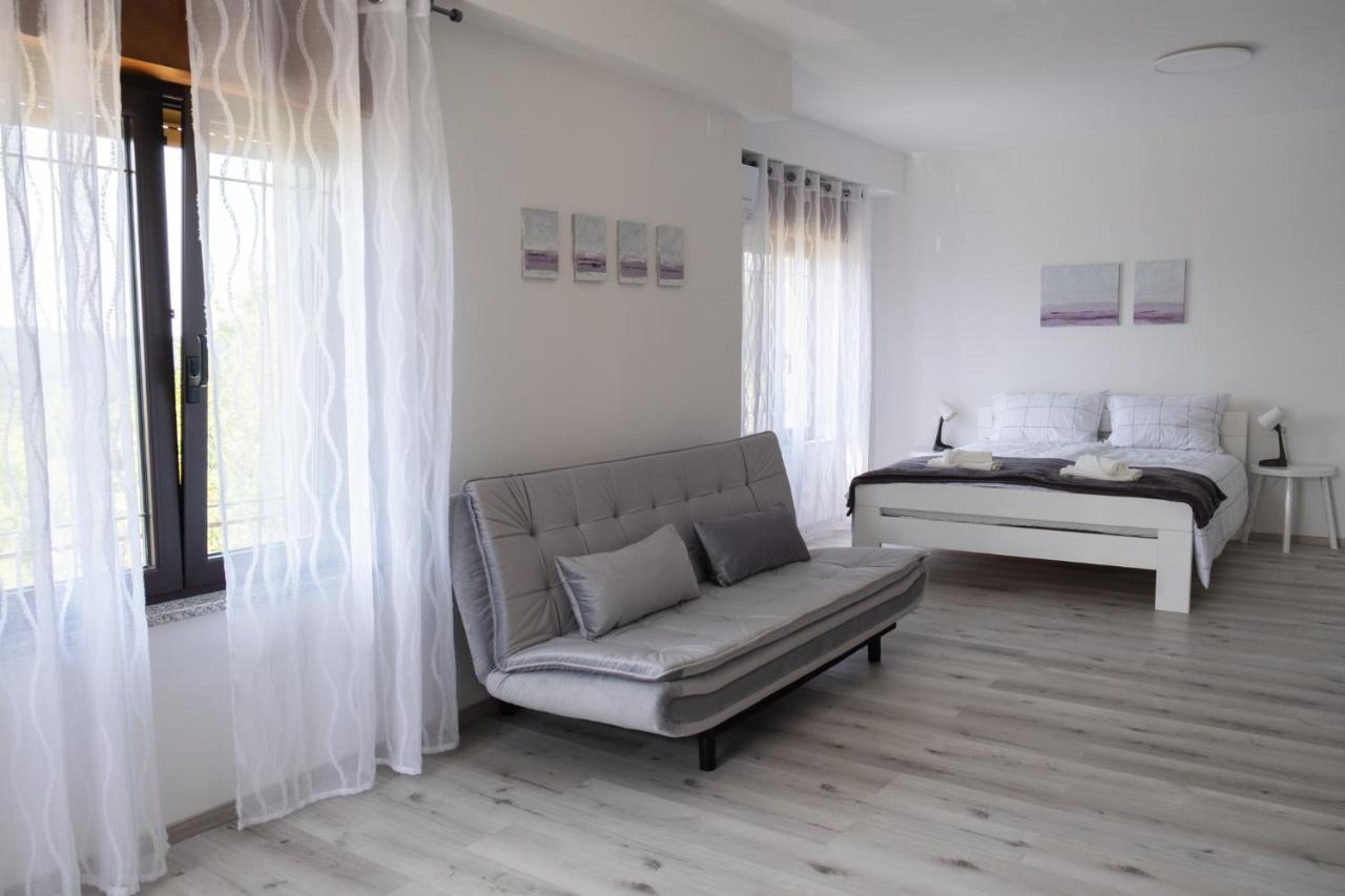 Apartma Oddih Dutovlje Exterior photo