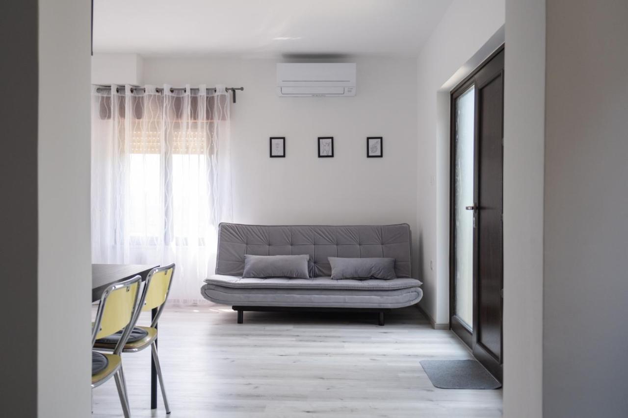 Apartma Oddih Dutovlje Exterior photo