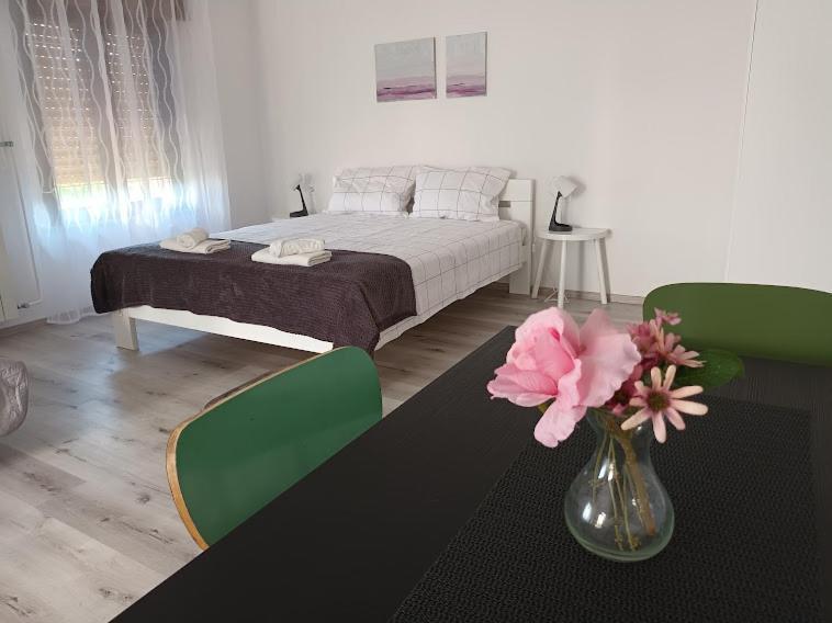 Apartma Oddih Dutovlje Exterior photo